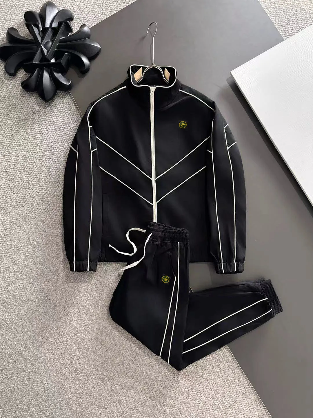 Next day shipping P720 Stone lsland/stone island high quality 2025 autumn and winter new casual heavy industry suit exclusively developed by yb! High quality production! The top version of the trading company channel order, external orders for imported custom fabrics, high breathability and comfort, impeccable details, absolutely worth buying! This type of suit is also a must-have for lazy people. You don’t have to think about how to match it, you can just get it in one set! Brand element design concept, delicate and soft feel! It presents a casual cut and the upper body shape is great! On sale simultaneously on the official website! From a high-end men's positioning brand, the low-key luxury taste is irresistible! Exquisite workmanship and impeccable quality! The overall style is simple, fashionable and timeless, fully meeting the requirements of stylish and tasteful dressing! Size: M to 5XL (or state your height and weight when placing an order)